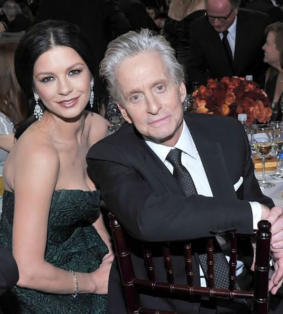 Michael Douglas, 79 ans, a été surpris en train de se détendre au soleil avec son épouse pendant leurs vacances : à quoi ressemblent-ils aujourd’hui ?