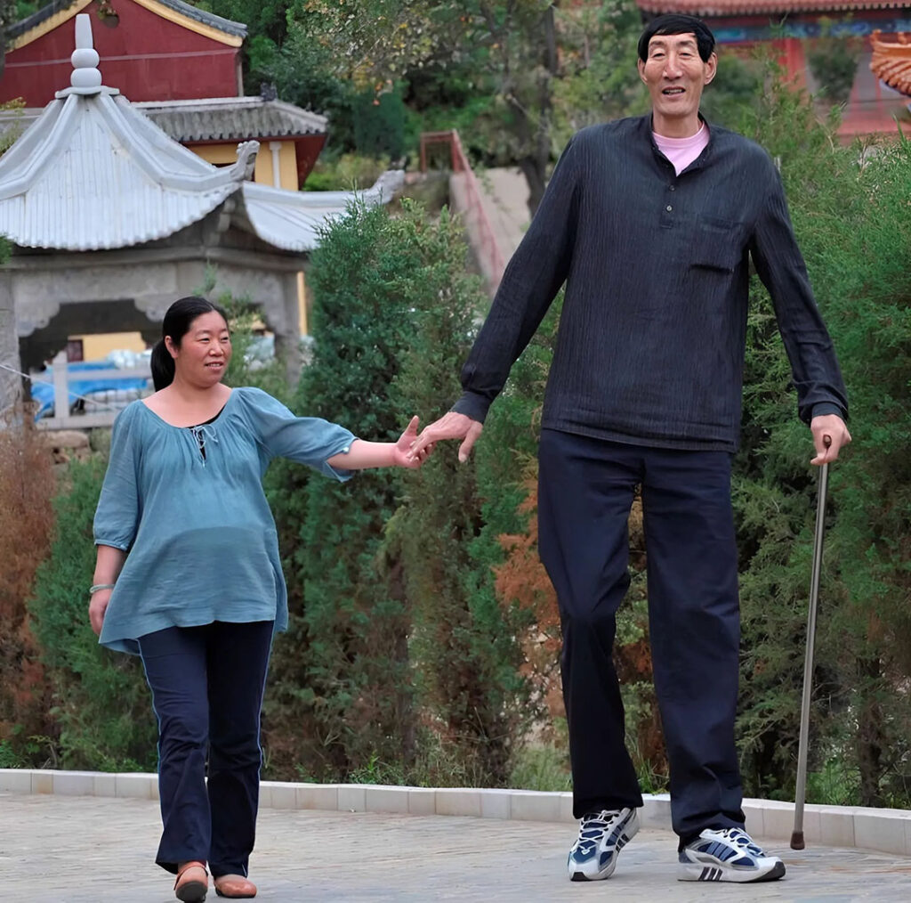 Un homme de 2,5 mètres a épousé une femme de petite taille, et ensemble ils ont eu un enfant hors du commun : à quoi ressemblent-ils aujourd’hui, lui, son épouse et leur fils ?