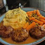 Boulettes de viande avec purée de pommes de terre 595629985_122289908900238356_6732392423212565396_n